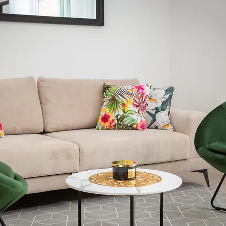 La Apartment *