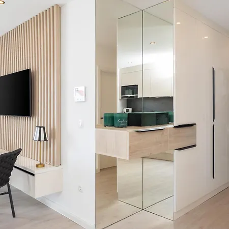 Apartment La *