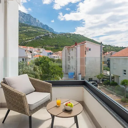 Apartment La *